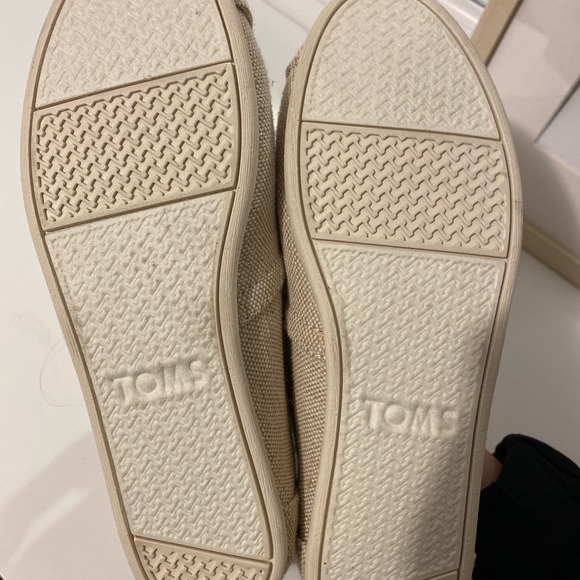 Toms Loafers -Light Creme Shimmer Brand New Size 6 - Picture 3 of 10